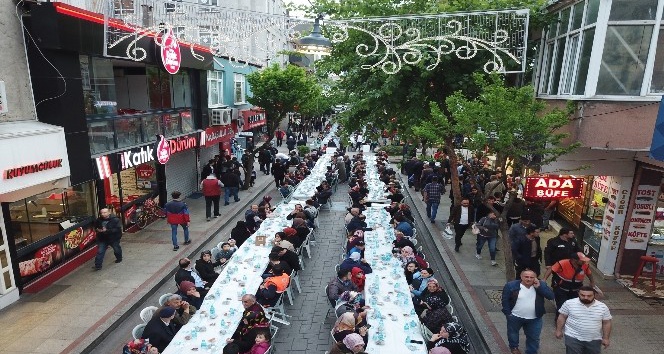 Pendik’te sokaklar Ramazan’la bereketlendi
