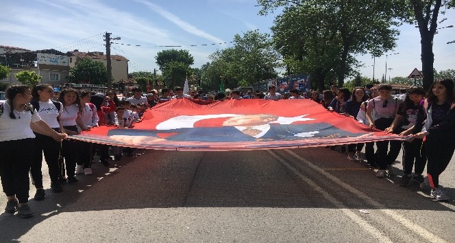 Çark Caddesi’nde 103 metrelik Türk bayrağı açıldı