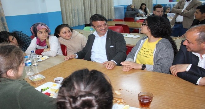Başkan Türkmenoğlu iftarda mahallelilerle sahurda ise öğrencilerle buluştu