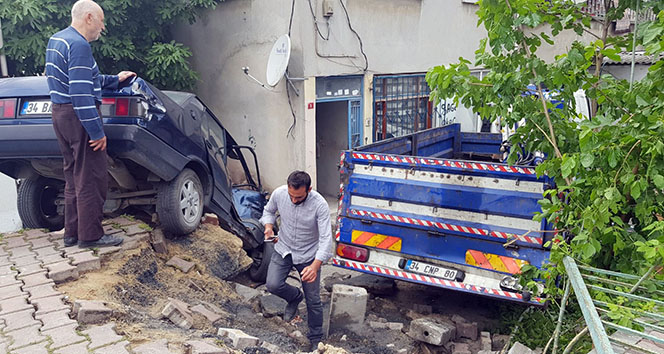 Başakşehir&#039;de vinç yüklü kamyonet bir evin bahçesine uçtu