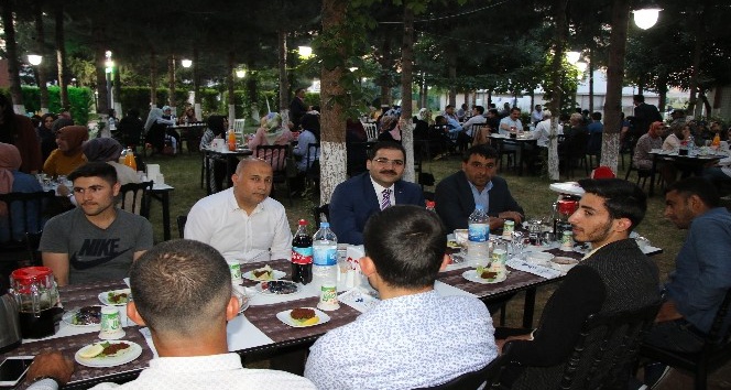 Canpolat belediye üyeleriyle iftar yaptı