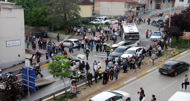 Kocaeli’de yasak olan yokuşa giren otobüsün freni patlayınca 10 aracı biçti