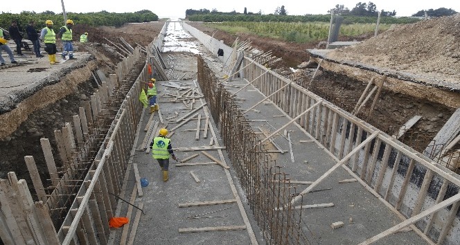 MESKİ, Erdemli’de yağmur suyu hattı döşeme çalışmalarına devam ediyor