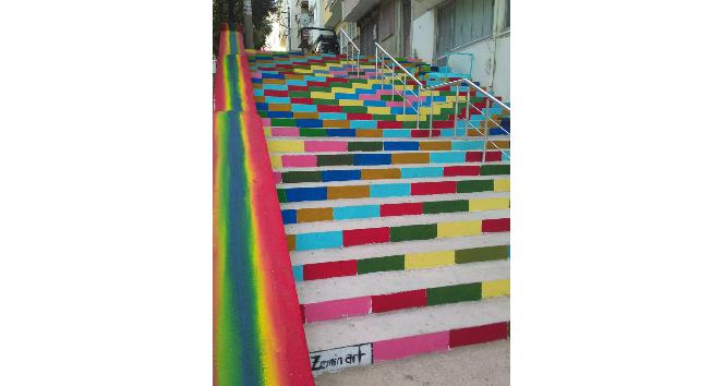 Adakale’nin merdivenleri gökkuşağı renklerine büründü