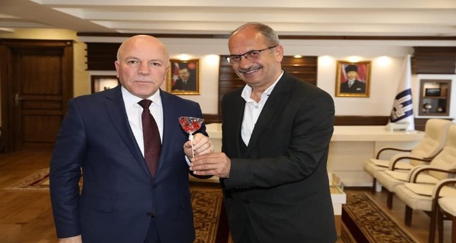 Erzurum Şehir Tiyatrosu Yönetmeni Yetimoğlu’ndan Başkan Sekmen’e ‘horoz şekeri’