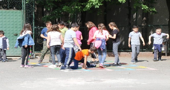 Safranbolu’da okul bahçeleri öğrenciler için renklendi