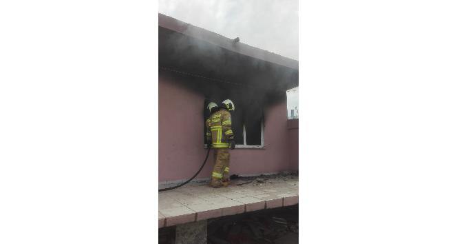 Burhaniye’de metruk bina yangınını itfaiye söndürdü
