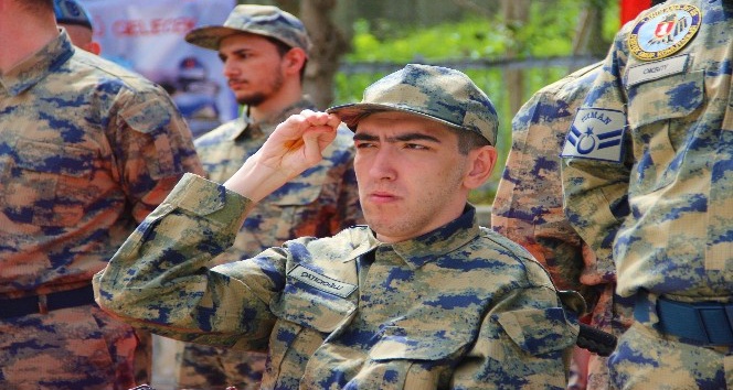 Hayallerini süsleyen Türk askeri üniformasını giymenin gururunu yaşadılar