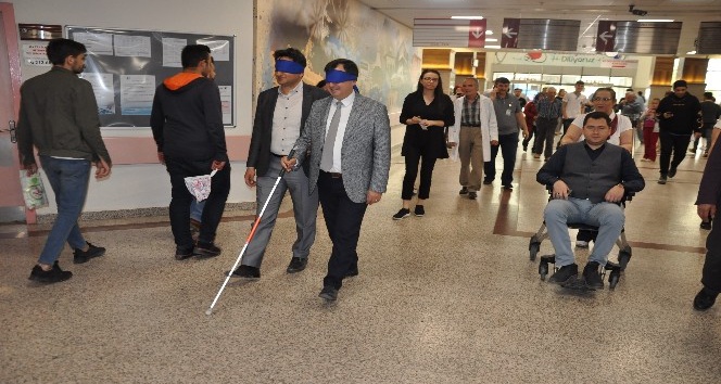 Devlet Hastanesi Başhekimi Mehmet Duran, gözleri bağlı olarak danışmaya gitmeye çalıştı