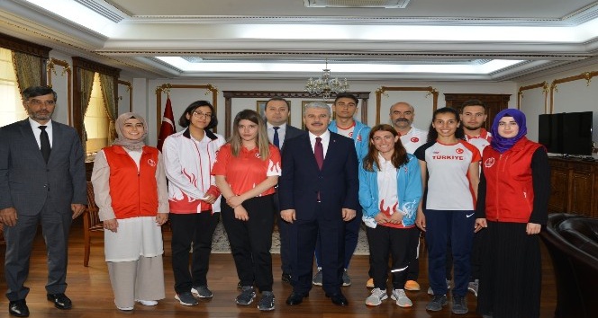 Kırşehir Valisi İbrahim Akın: &quot;Gençleri, ahlaklı zeki ve sporcu bireyler olarak yetiştiriyoruz&quot;