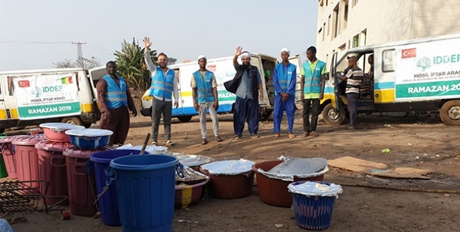 Mobil iftar araçları yoksullara ulaşıyor