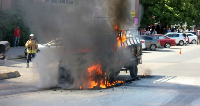 Üsküdar&#039;da bir kamyonet alev alev yandı!