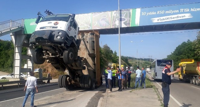 Sakarya’da damperi açılan kamyon üst geçitte asılı kaldı