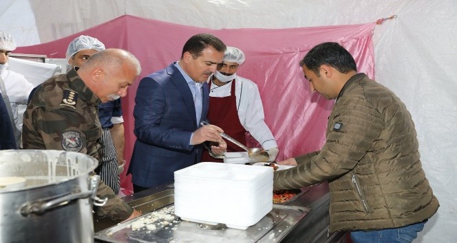 Vali Akbıyık, vatandaşlarla iftar açtı