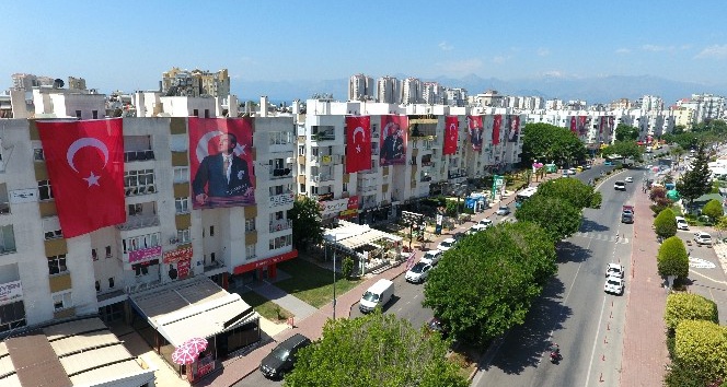 Tekelioğlu caddesi  Türk Bayrakları ve Atatürk posterleri ile donatıldı.