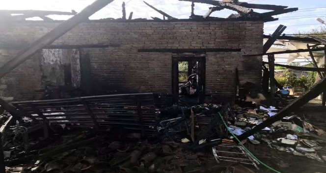 Yemek yerken komşuları evin yandığını haber verdi, çift kurtuldu