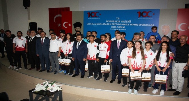 Ulusal ve uluslararası müsabakalarda dereceye giren Diyarbakırlı sporculara ödül