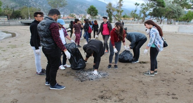 Finikeli öğrenciler sahili temizledi