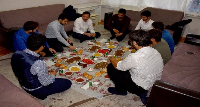 Başkan Kılca öğrenci evinde iftar yaptı