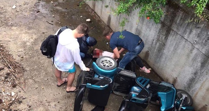 Turistleri taşıyan elektrikli bisiklet sulama kanalına uçtu: 1’i ağın 2 yaralı