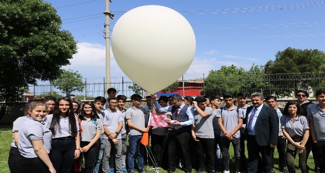 Diyarbakır’da meteoroloji balonu liseli öğrenciler tarafından uçuruldu