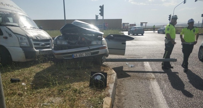 Kahramanmaraş&#039;ta minibüs ile otomobil çarpıştı: 5 yaralı