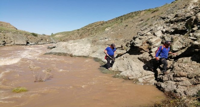 Kars’ta kaybolan kızı arama çalışmaları havadan görüntülendi