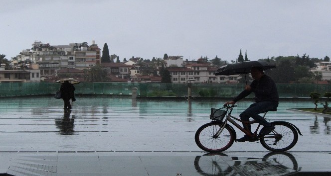 Antalya’da yaz yağmuru ıslattı