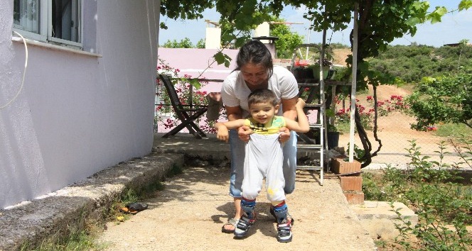 4 yaşındaki Halil Efe’nin tek hayali dışarıda yürüyüp, koşmak