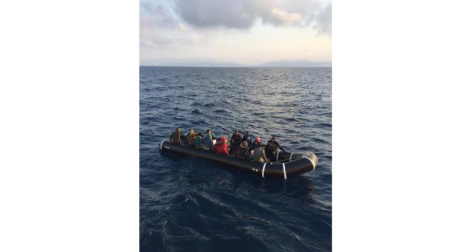 Kuşadası Körfezi’nde 10’u çocuk 24 kaçak göçmen yakalandı