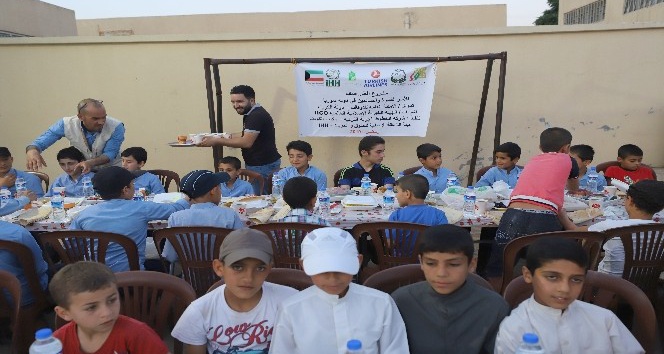 Suriye’de bin kişiye iftar yemeği