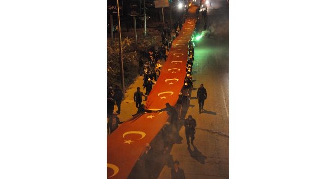 Bitlis’te 300 metre Türk bayrağı ile &quot;Gençlik Yürüyüşü&quot; yapıldı