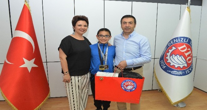 Başkan Erdoğan şampiyon yüzücüyü ödüllendirdi