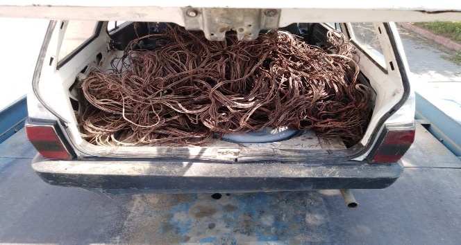 Kovalamaca sonucu durdurulan araçtan 160 kilo çalıntı kablo çıktı