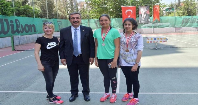 Şampiyonlar madalyalarını Başkan Çetin’den aldı