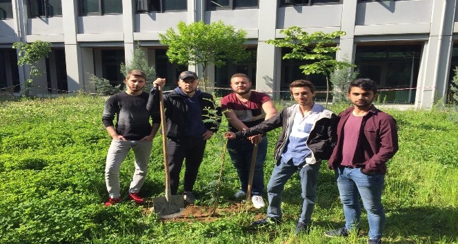 Şehit Tunahan Kartal’ın ailesini ve mezarını ziyaret ederek fidan diktiler