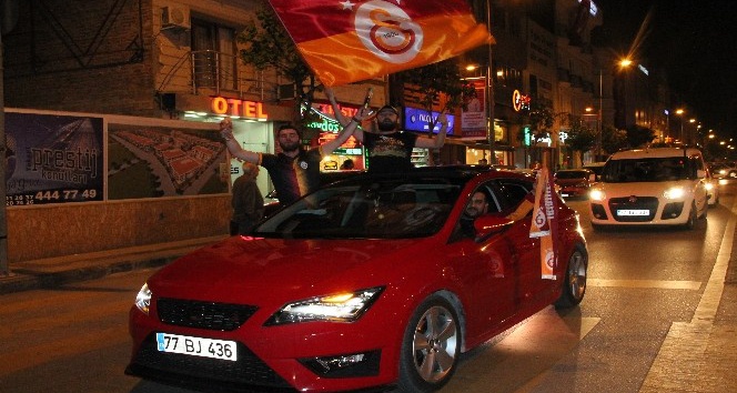 Galatasaraylı taraftarlar Yalova’yı marşlarla inletti!