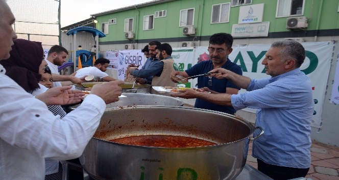 Hatay’da 300 yetime iftar verildi