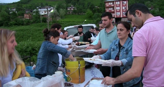 Köy meydanında geleneksel iftar sofrası kuruldu