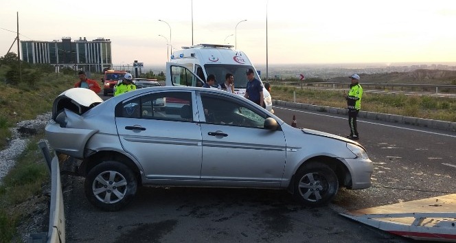 Aksaray’da otomobil tur minibüsüne çarptı: 4 yaralı
