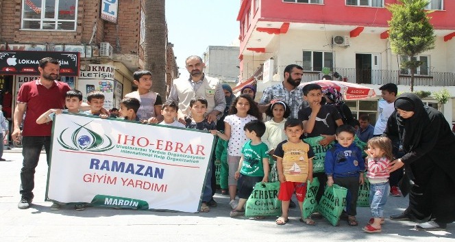 Mardin’de yetim çocuklara bayramlık hediye edildi