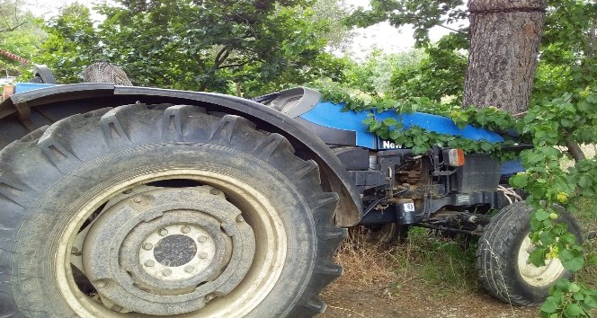 Traktör ile ağaç arasında kalarak can verdi