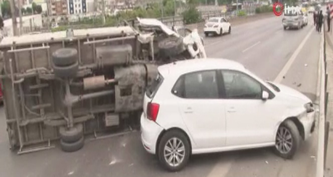 E5’te art arda iki kaza trafiği felç etti