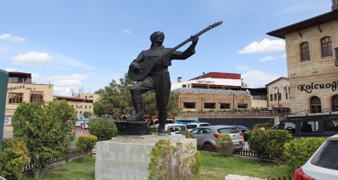 Refik Başaran’ın heykeli yeni yerine taşındı