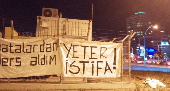 Bursaspor&#039;da taraftarlardan pankartlı protesto