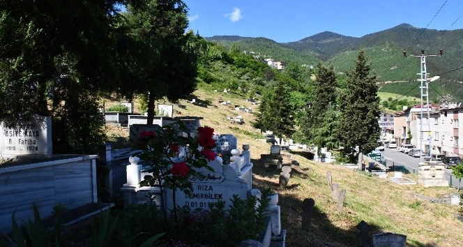 Artvin’de mezarlıklar bayrama hazırlanıyor