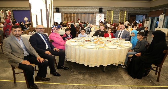 Kocaeli’nde yetimlerin yüzünü güldüren iftar