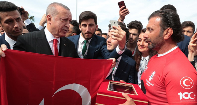 Bandırma Vapuru rotasında kürek çektiler, Türk bayrağını Cumhurbaşkanı Erdoğan’a ulaştırdılar