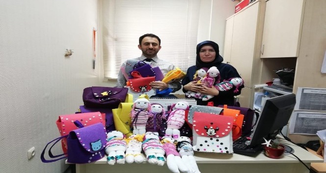 Gönüllü kadınlardan hasta çocuklara örgü bebek ve çanta hediyeleri