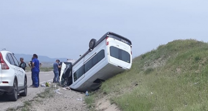 Kırıkkale&#039;de yolcu minibüsü devrildi: 1&#039;i ağır 8 yaralı